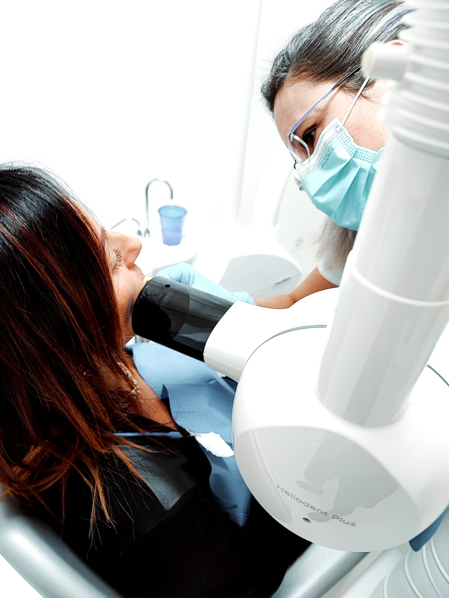 Trattamento dentale con strumentazione professionale